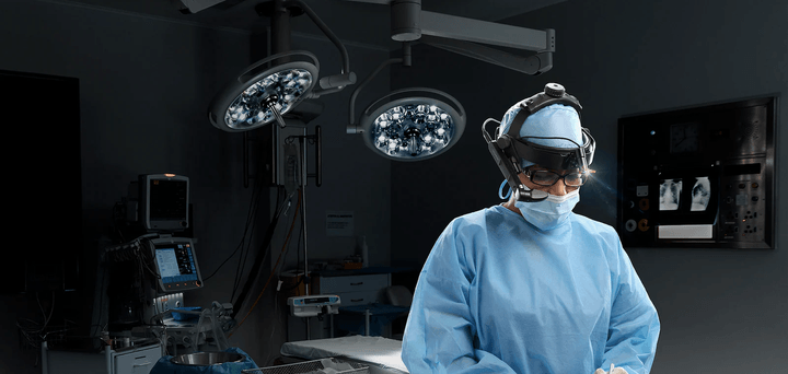 Chirurg mit Headset in einem Operationssaal