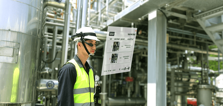 Arbeiter mit Headset in einer Industrieanlage