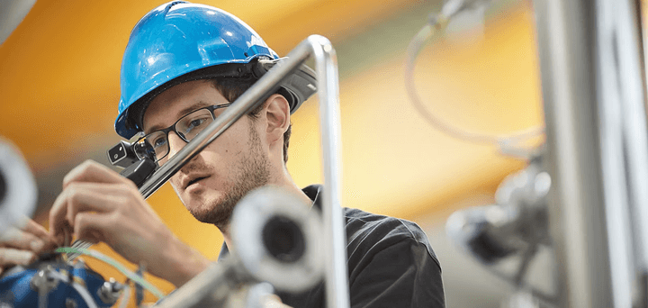 Techniker mit Schutzhelm arbeitet an Geräten