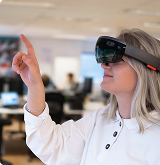 Person stellt Smartbrille ein