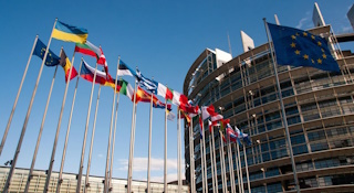 Flaggen der Europäischen Union vor dem Gebäude des Europäischen Parlaments