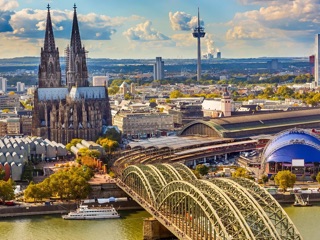 Kölner Dom-Skyline in der Abenddämmerung