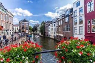 Amsterdamer Gracht mit bunten Häusern und Booten