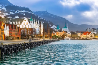 Uferpromenade von Bergen mit bunten Gebäuden und Bergen