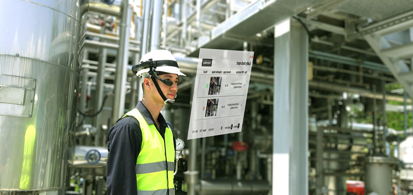 Industrial worker using smart glasses with a floating operations display